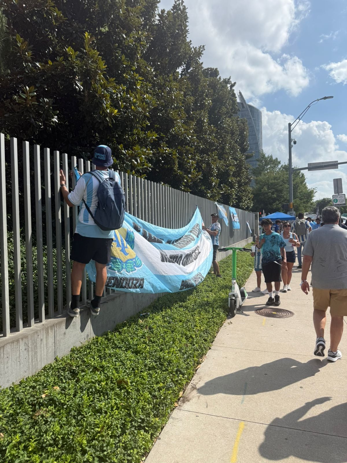 Las banderas colgadas en el parque