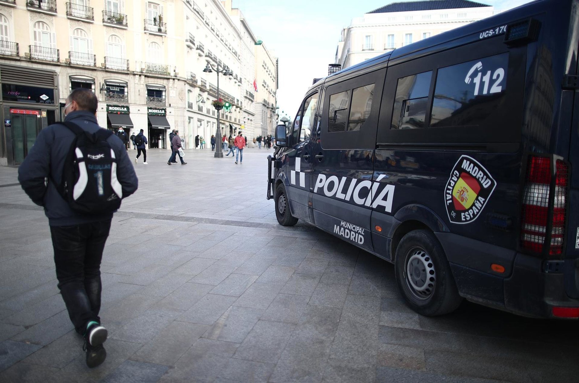 30/12/2020 Un furgón de la Policía Nacional en la Puerta del Sol, en Madrid (España), a 30 de diciembre de 2020. La Policía Municipal desalojará la Puerta del Sol a partir de las 22 horas en la