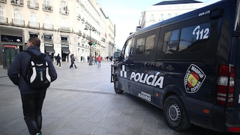 La Policía despliega vallas en el acceso al Congreso tras el anuncio de acampados en Sol de protestar durante el pleno
