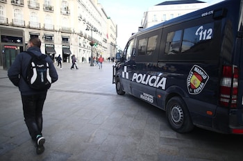 30/12/2020 Un furgón de la Policía Nacional en la Puerta del Sol, en Madrid (España), a 30 de diciembre de 2020. La Policía Municipal desalojará la Puerta del Sol a partir de las 22 horas en la 'Preuvas', de este miércoles, y en Nochevieja, el jueves, según ha adelantado el alcalde de Madrid, José Luis Martínez-Almeida.
POLITICA
Eduardo Parra - Europa Press