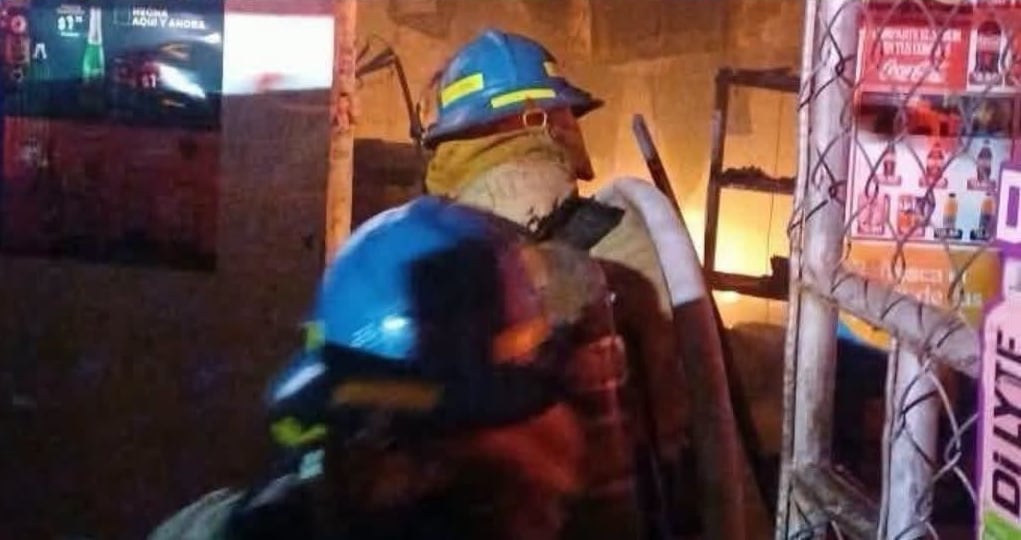 Agentes de la Policía Nacional Civil y miembros del Cuerpo de Bomberos forzaron la entrada del inmueble para intentar socorrer a la mujer. (Foto cortesía redes sociales)