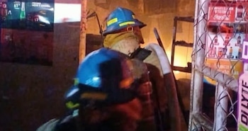 Agentes de la Policía Nacional Civil y miembros del Cuerpo de Bomberos forzaron la entrada del inmueble para intentar socorrer a la mujer. (Foto cortesía redes sociales)