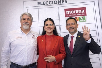 Tres personas, dos hombres y una mujer, posan delante de una boleta electoral con la palabra Elecciones y los logotipos de Morena, PT y PVEM.
