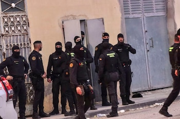 La Guardia Civil saliendo de la nave de la ONG. (EFE)