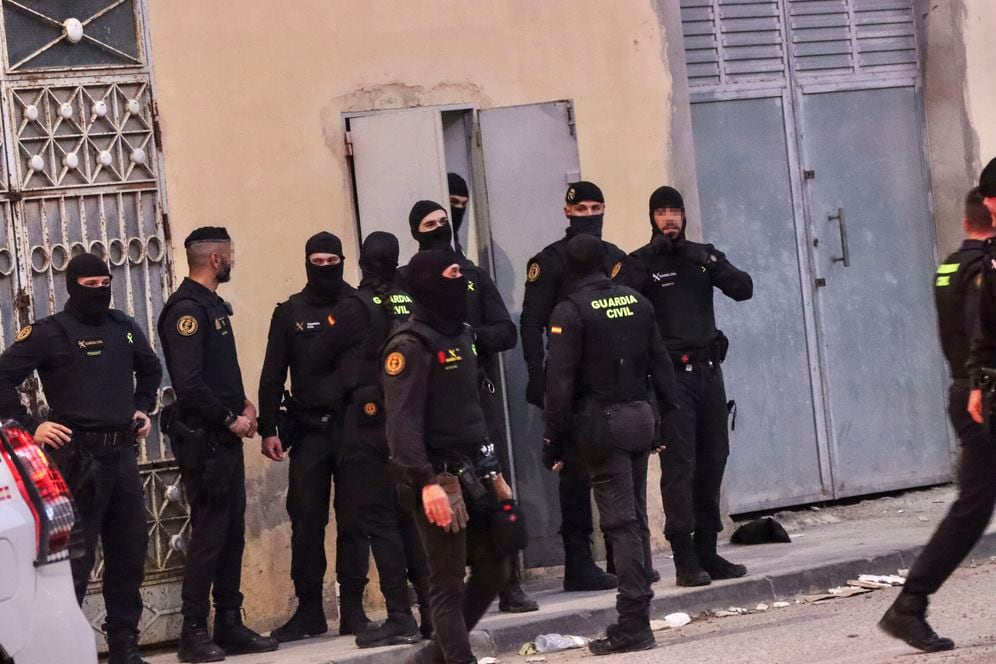La Guardia Civil saliendo de la nave de la ONG. (EFE)