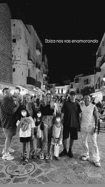 Una imagen nocturna en el casco antiguo de Ibiza reunió a Darío Barassi, su familia y amigos durante la escapada