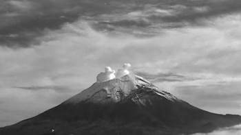 Captan el momento en el que el volcán Popocatépetl hizo erupción en medio de una tormenta (X/ @pciviledomex)