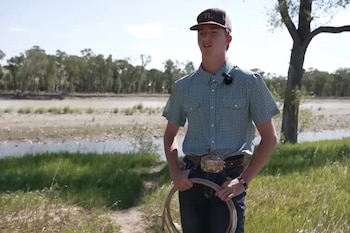 Jory Thomas se metió al río hasta el pecho y lanzó el lazo de rodeo en un solo intento para sujetar al hombre y acercarlo a la orilla (Facebook)