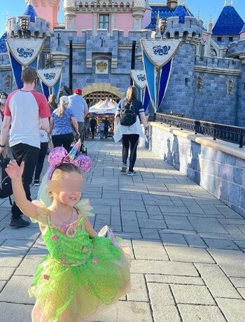 la pequeña se veía contenta