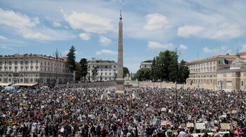 Una multitud protesta contra el racismo y la brutalidad policial en la emblemática Piazza del Popolo de Roma, el domingo 7 de junio de 2020, exigiendo justicia por la muerte de George Floyd, un afroestadounidense que murió a manos de la policía el 25 de mayo en Minneapolis. (Roberto Monaldo/LaPresse vía AP)