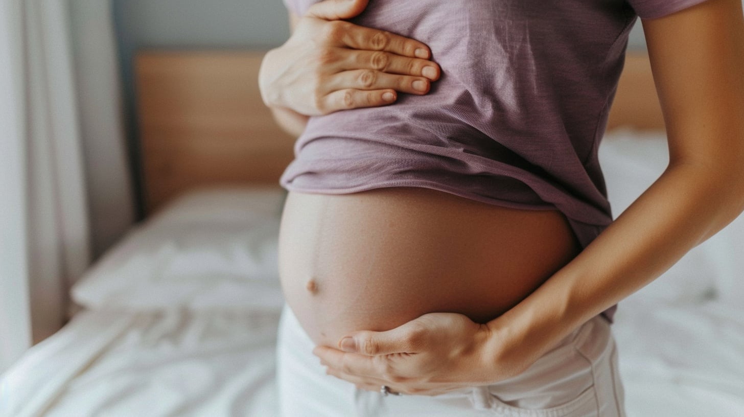 Mujer dio a luz en el asfalto frente a una clínica de Cartagena: al parecer, la paciente no fue admitida en el centro de salud