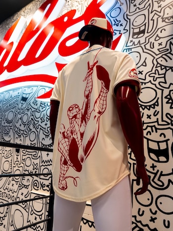 El evento incluyó el lanzamiento de mercancía exclusiva edición especial con jerseys, gorras y accesorios temáticos. (Instagram/@diablosrojosmx)