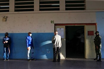 Un centro de votación en