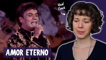Cantante masculino en traje brillante negro y dorado con micrófono, texto "AMOR ETERNO". Mujer con cabello rizado y camisa azul. Texto "Vocal Coach" y flecha