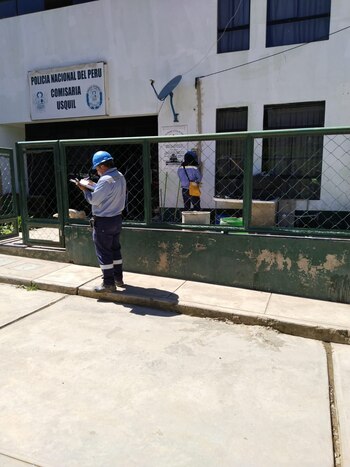 Un trabajador repone el servicio de electricidad en comisaría de la Libertad.