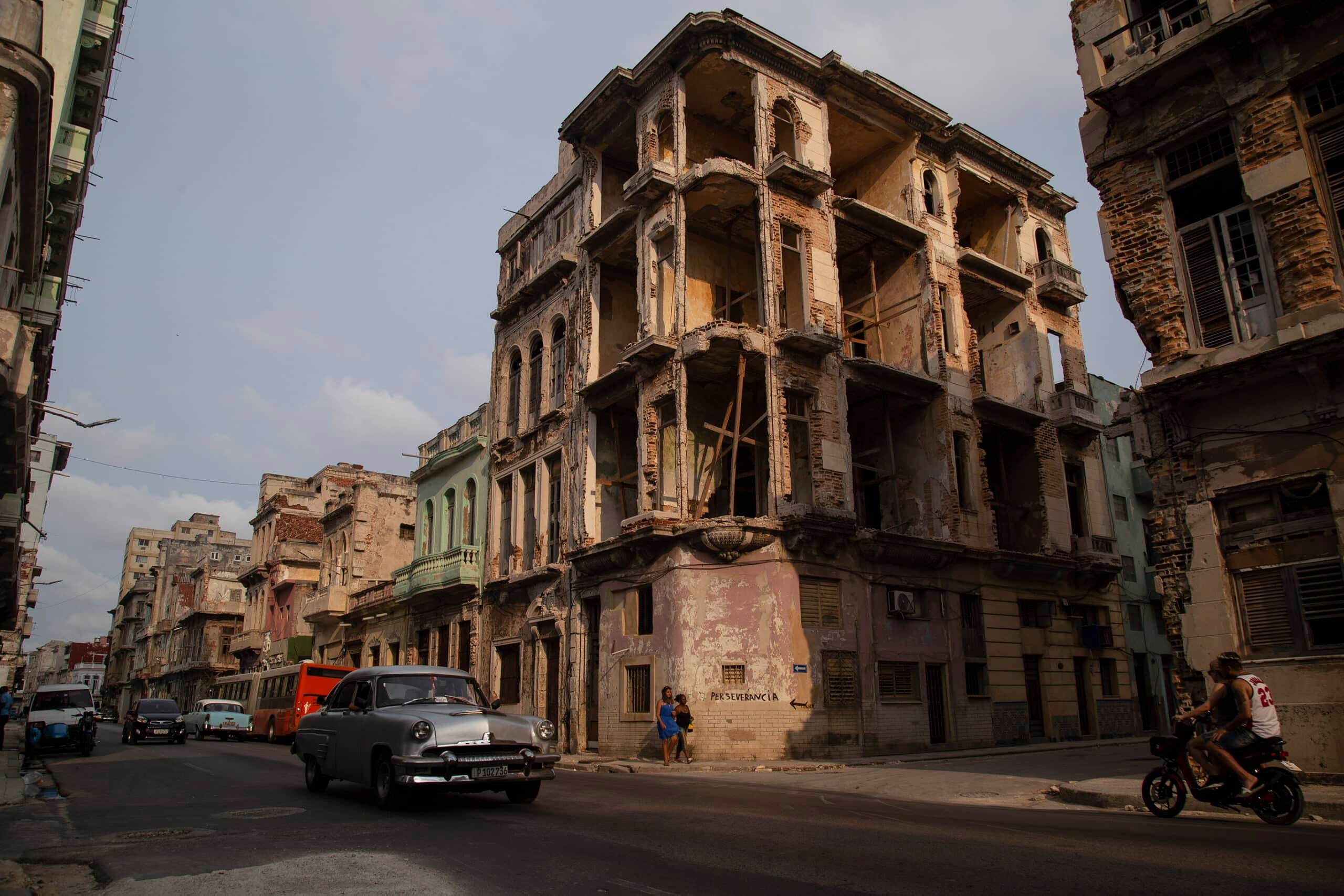 Edificios desahuciados, la única opción de vivienda de cientos de cubanos