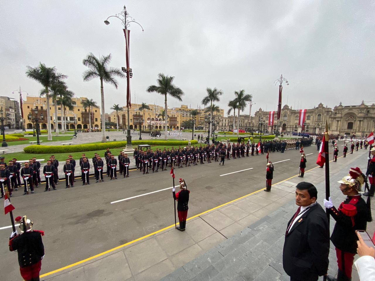 Plaza de Armas de Lima abarrotado de delegaciones de la Policía Nacional y de la Guardia del Ejército por Fiestas Patrias | Infobae Perú