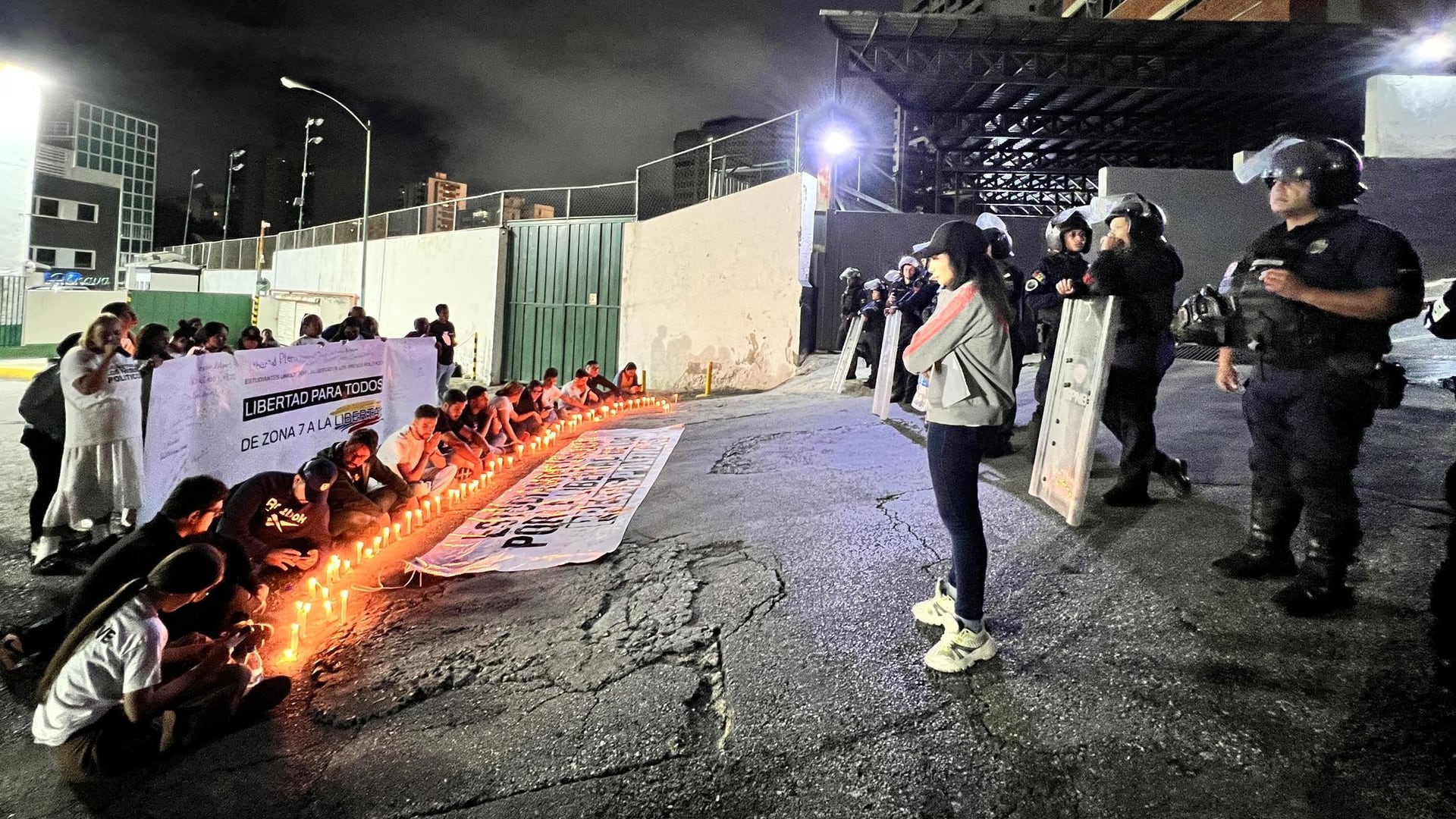 Familiares de presos políticos prendieron velas frente a los policías venezolanos