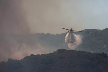 Un avión combate el incendio