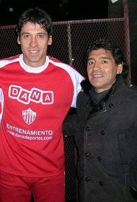 Matías Carnival con Diego Maradona en un amistoso con Talleres de Remedios de Escalada