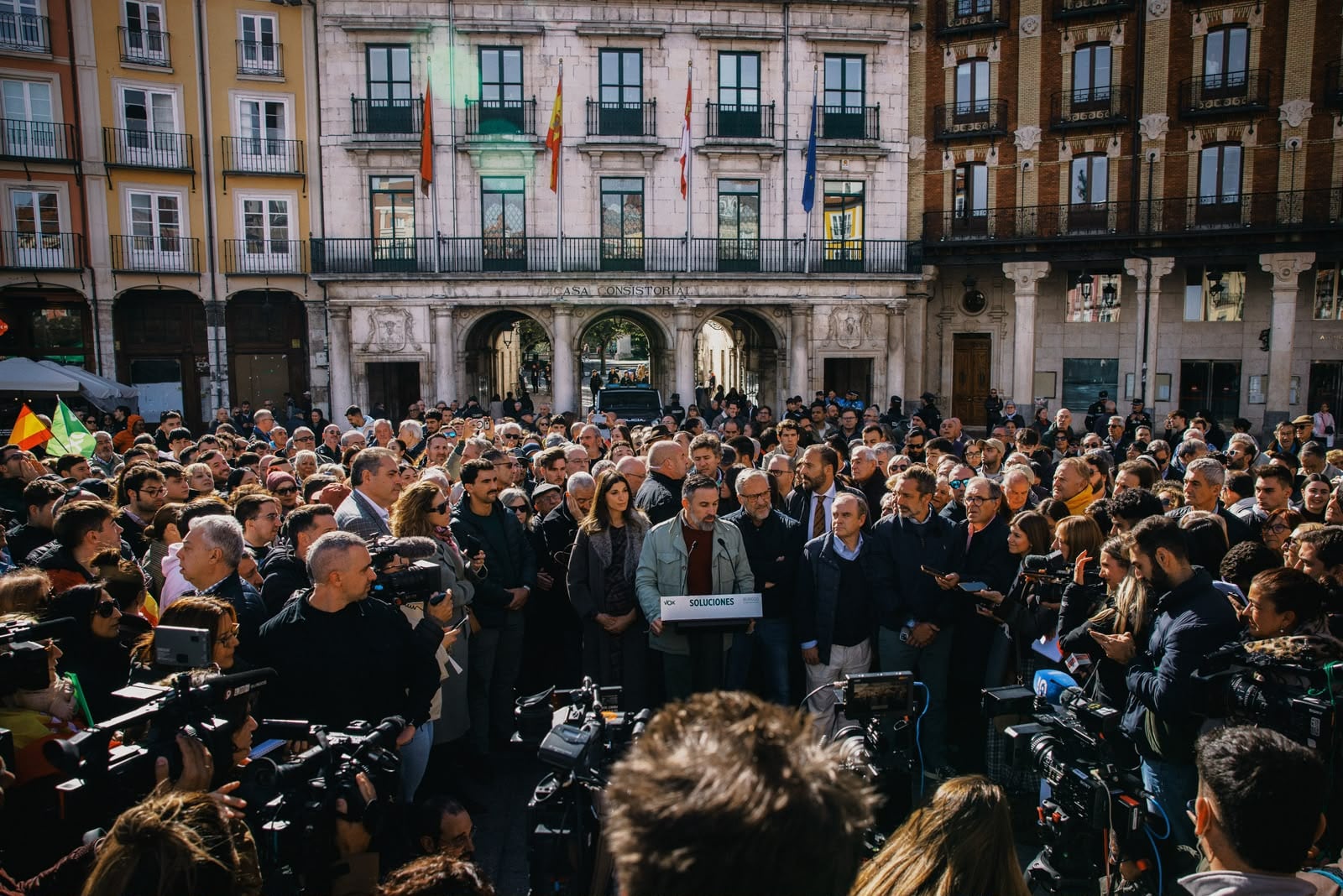 Santiago Abascal interviene en un acto de Vox en Burgos rodeado de simpatizantes y medios de comunicación. (Vox)