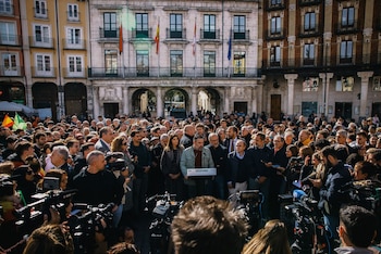 Santiago Abascal habla en un atril ante una multitud y cámaras de televisión frente al edificio de la Casa Consistorial