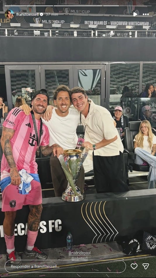 Fran , el hermano de Tini, junto a Rodrigo y la copa