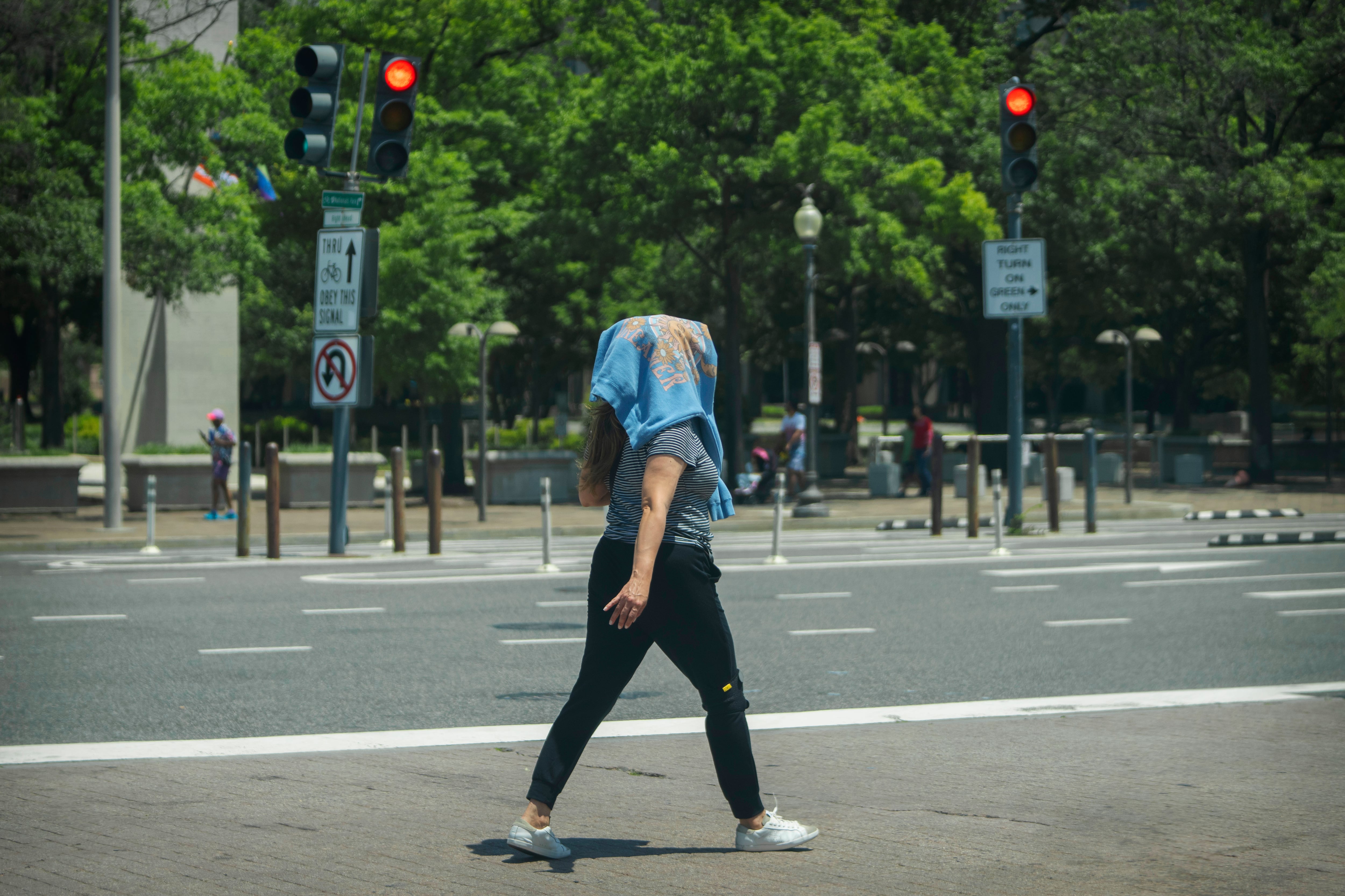 El domo de calor explica la ola de calor en Estados Unidos porque atrapa el aire caliente, reduce los vientos frescos y limita las lluvias en el oeste y el norte del país. (AP Foto/Mark Schiefelbein)