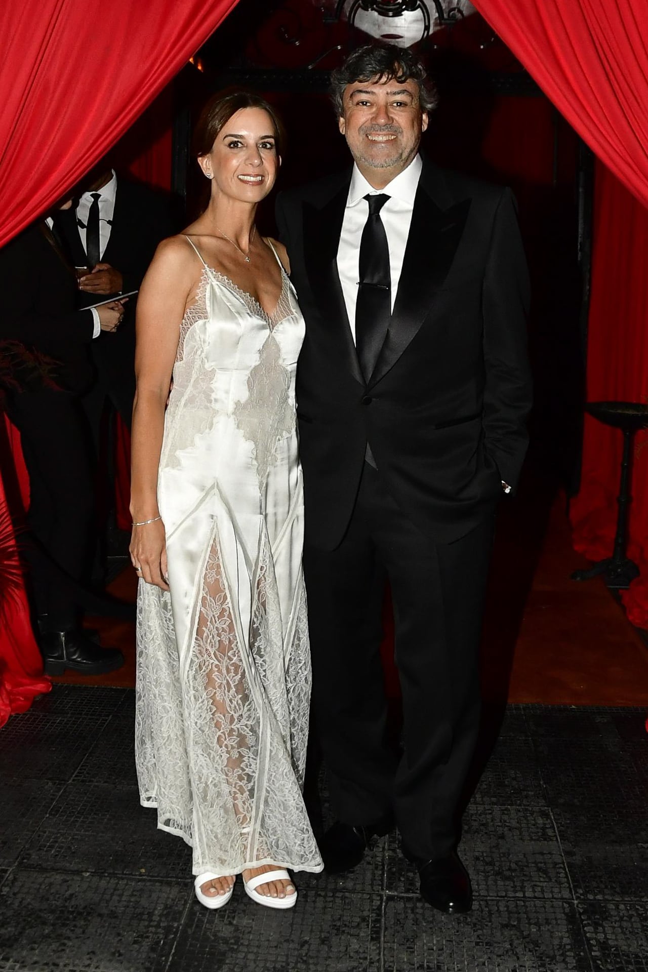 El CEO de Jotax Producciones llevó un esmoquin clásico en color negro, con solapa de satén, camisa blanca y corbata negra. El conjunto lo completó con zapatos negros de vestir