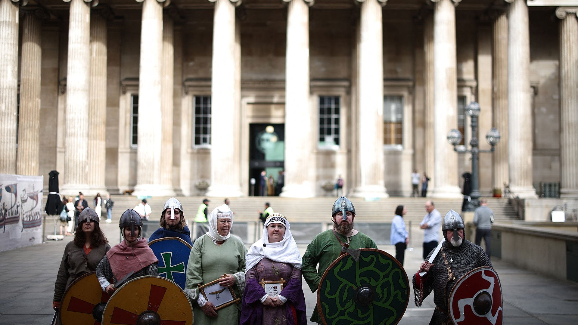 La “fiebre de Bayeux” ya atrajo un millón de visitantes: el tapiz del siglo XI que regresó a Inglaterra despierta el fervor popular time. (Photo by Henry Nicholls / AFP)