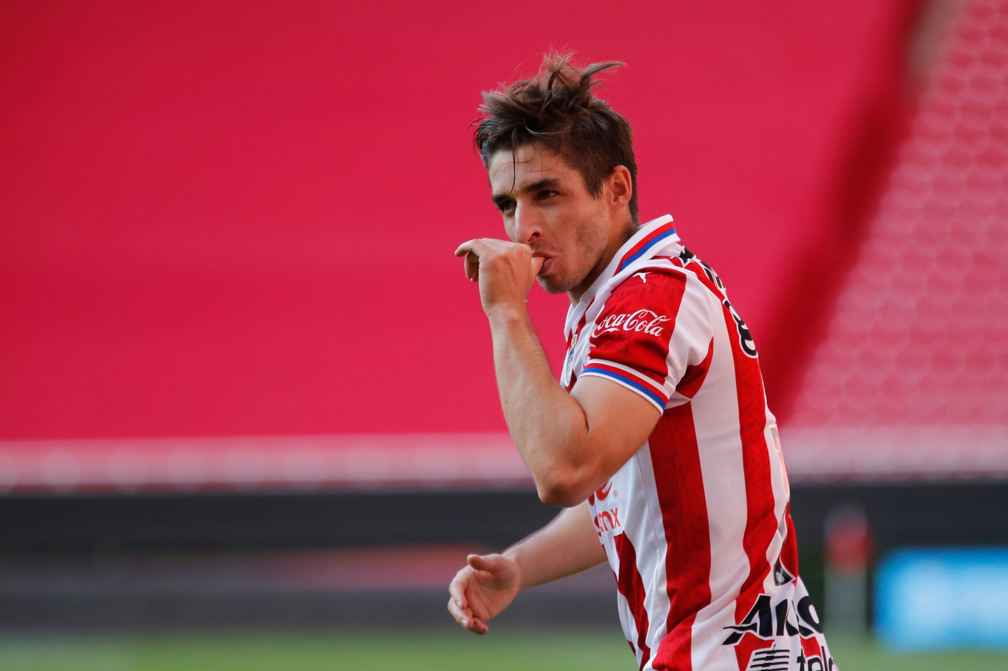 El mediocampista se despide tras once años de entrega, títulos y liderazgo en el Club Deportivo Guadalajara, dejando una huella imborrable y un ejemplo de profesionalismo para las nuevas generaciones del equipo rojiblanco. EFE/Francisco Guasco/Archivo