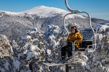 Personas practicando esquí durante la
