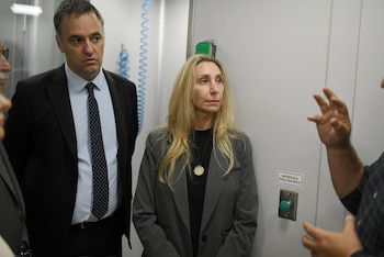 La secretaria general de la Presidencia, Karina Milei, junto al jefe de Gabinete, Manuel Adorni, en el Malvrán