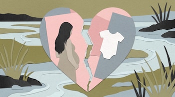Corazón de collage digital rasgado por la mitad, con una mujer embarazada en un lado y un mameluco de bebé en el otro. Fondo de río y vegetación.
