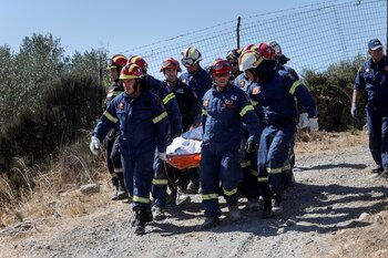 Los bomberos trasladan el cuerpo