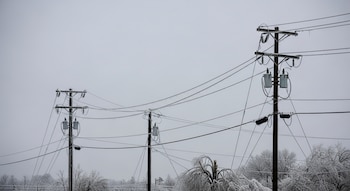 Postes y cables eléctricos cubiertos