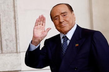 El magnate Silvio Berlusconi le habría dejado acciones y objetos por más de 26 millones - crédito Guglielmo Mangiapane / REUTERS