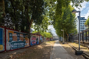 La intervención urbana contempla más de 9.700 metros cuadrados con ensanche de veredas, nueva iluminación y mejoras en la accesibilidad peatonal