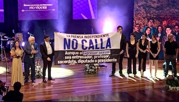 El equipo de Interferencia de Radios UCR fue galardonado con el Premio Nacional de Periodismo Pío Víquez por su trabajo en reportajes sobre denuncias y actos de acoso sexual por figuras del deporte costarricense. Cortesía: Interferencia UCR