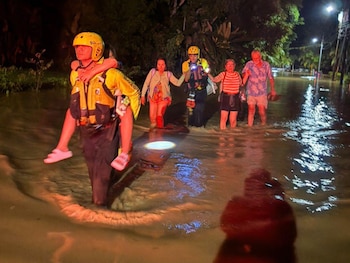 Rescatistas del Cuerpo de Bomberos lograron evacuar a salvo a tres personas estables en el sector de Pueblo Real de Quepos (Cortesía Benemérito Cuerpo de Bomberos de Costa Rica).