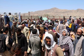 Miles de afganos se quedan