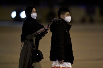 12-10-2021 Ciudadanos afganos tras ser