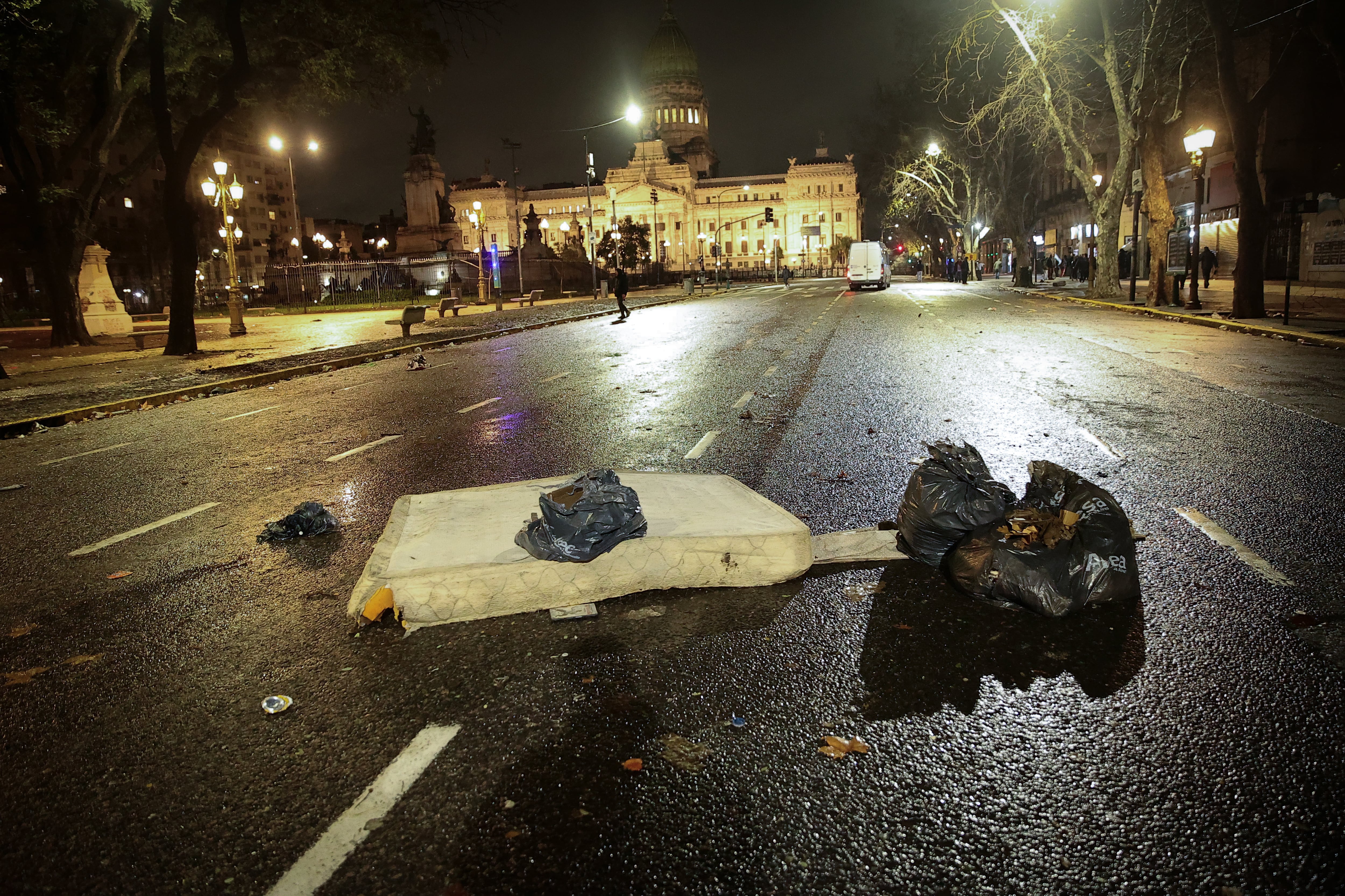 Los restos de basura que quedaron en las inmediaciones del Congreso (RS Fotos)