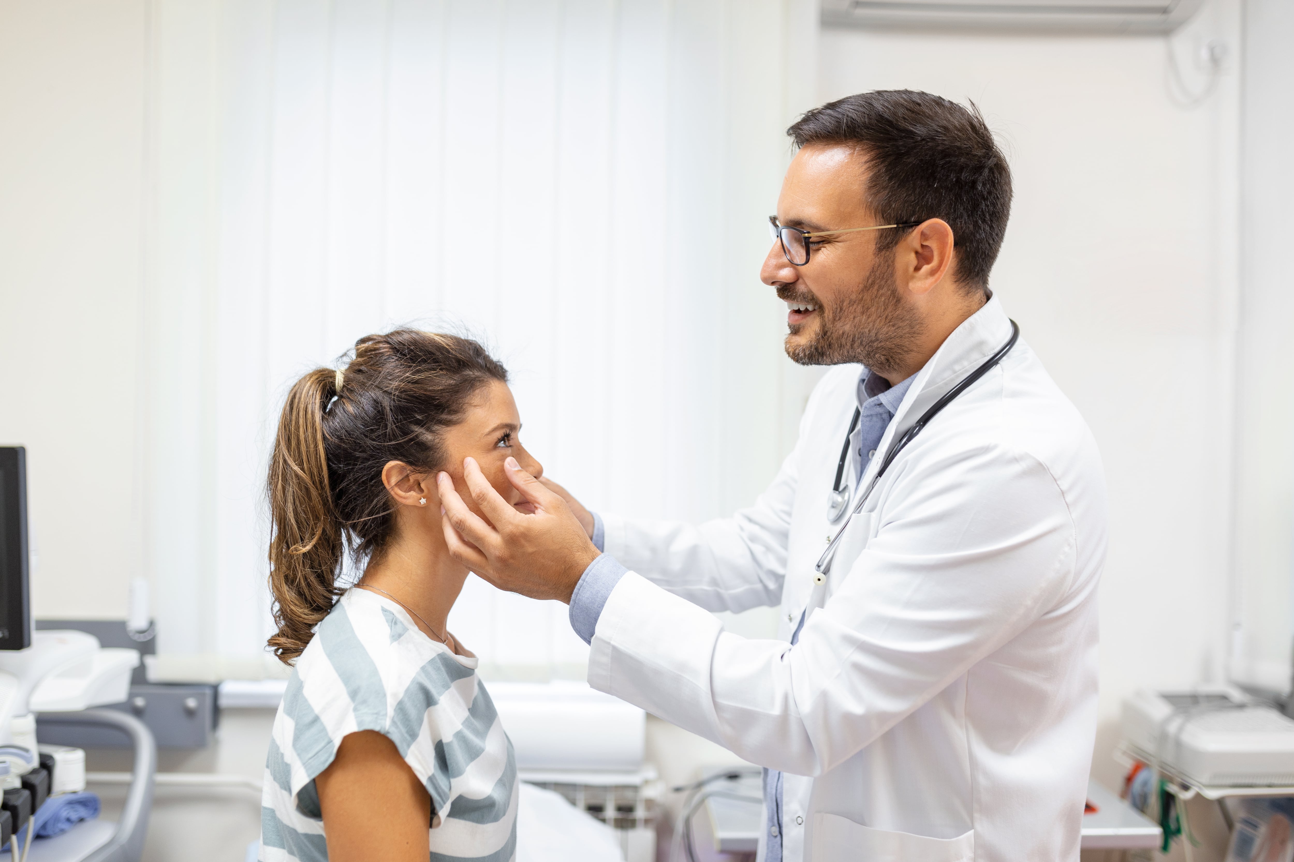 El xantelasma aparece como placas amarillas alrededor de los ojos y se forma cuando macrófagos acumulan colesterol y otras grasas.