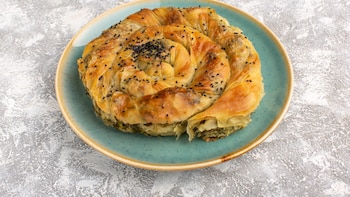 Receta de börek de espinacas y queso, el riquísimo pastel salado de origen turco que se hace con masa filo