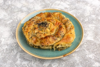 Receta de börek, un pastel salado a base de masa filo (Magnific)