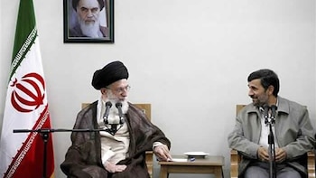 Ahmadinejad mantuvo relación sumamente tensa y de confrontación abierta con el sector más ultraconservador del régimen y con el ex líder Supremo (Ali Khamenei)—lo que llevó a que el Consejo de Guardianes descalificara sus intentos de postularse nuevamente a la presidencia. (Imagen de archivo)