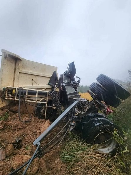 El conductor del camión se dio a la fuga tras el choque frontal que dejó dos muertos