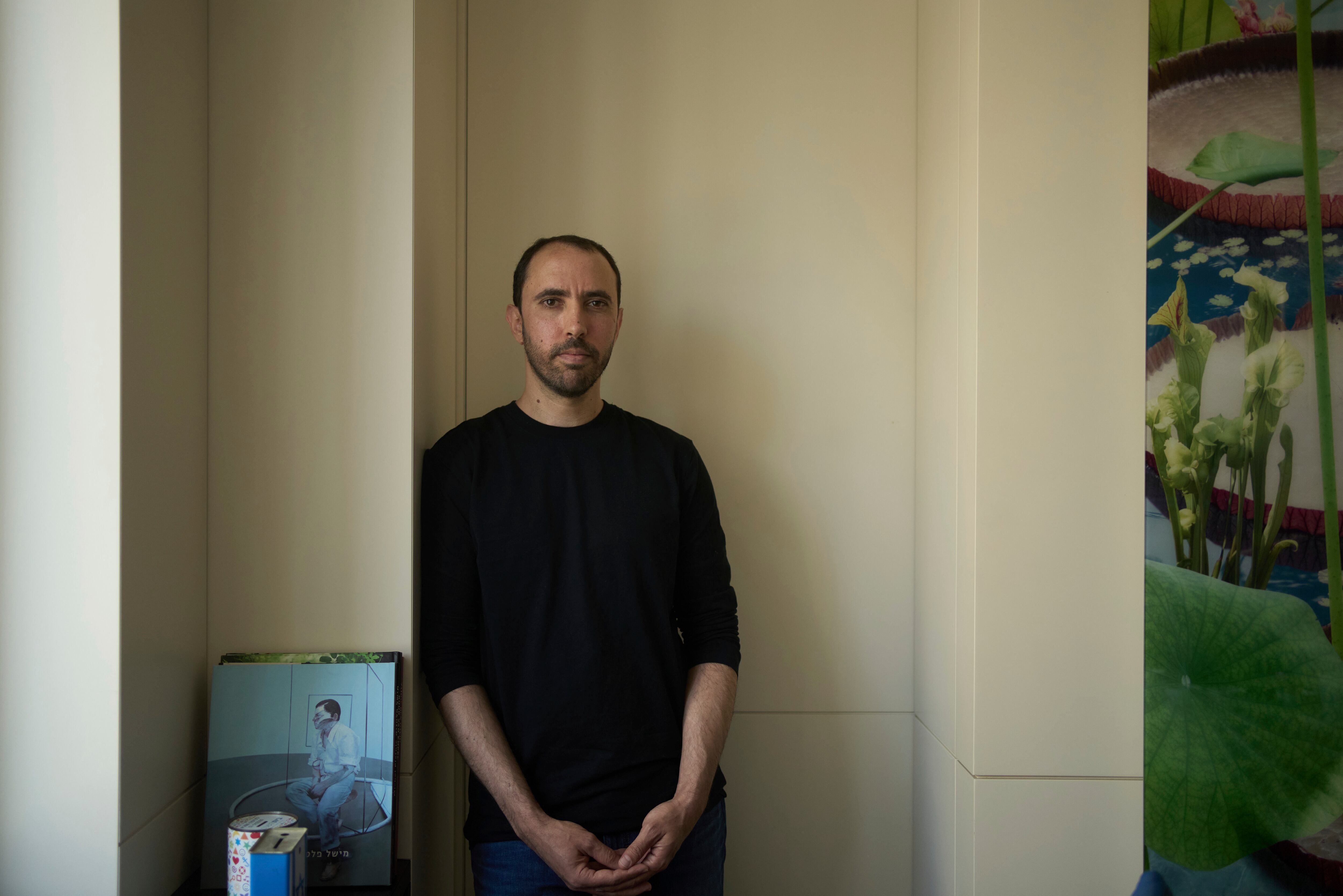 El israelí Tal Shoham, que fue liberado tras permanecer como rehén de milicianos de Hamás en la Franja de Gaza, posa para una foto en Tel Aviv, Israel, el martes 22 de abril de 2025. (AP Foto/Maya Alleruzzo)