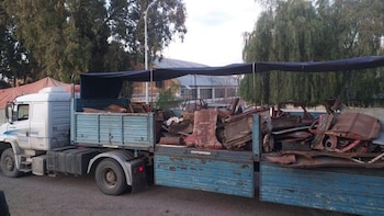 El camión que transportaba chatarra